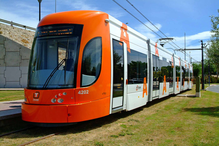 TRAM Alicante: Serie 4.200 de Bombardier. Tranvía eléctrico en circulación desde 2007 (11 unidades L-3, L-4 y lanzadera 4-L)