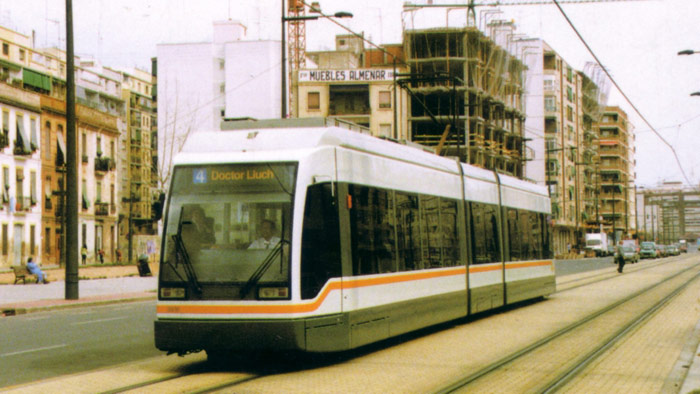 Tranvía eléctrico serie 3.800 de Siemens en circulación  por las líneas 4 y 6 de Metrovalencia