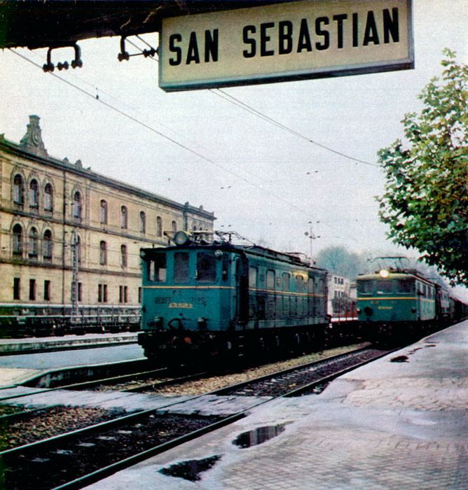 Locomotoras 7100 y 7400 en la estación de San Sebastián.