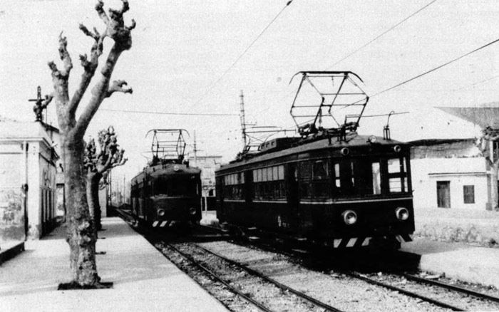 Máquinas “Cincuenta” y “Bujía” en la estación La cadena de la línea del Grao en junio de 1981.