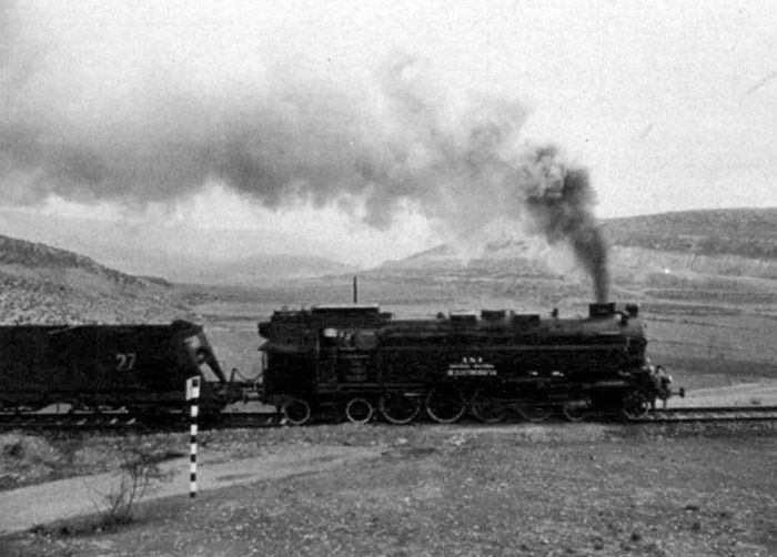 Locomotora Escatron 242 T remolca un tren de tolvas de Endesa con destino al cargadero de mineral del Ferrocarril Andorra Escatron, el industrial más largo de España.