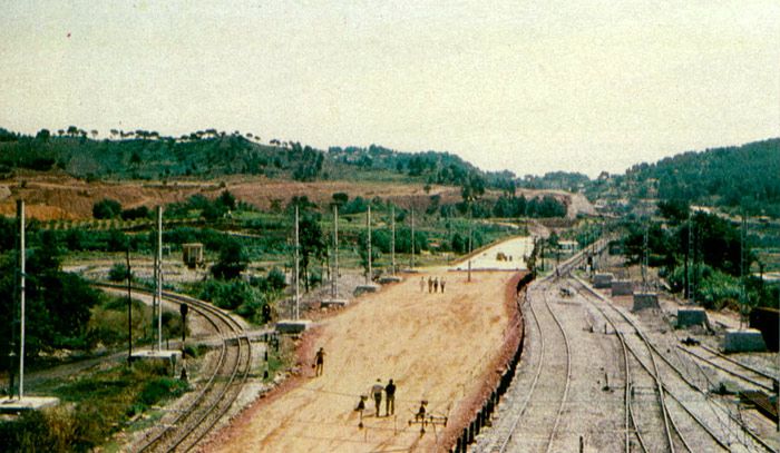 Salida de la variante de Martorell – Castellbisbal que se construía en 1983 entre las vías de los ferrocarriles catalanes y la vía de Renfe a la derecha, en la salida de Martorell. 