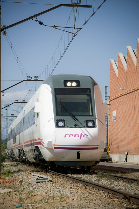 En 2009 sustituyeron a los TRD serie 594 en la relación entre Madrid y Salamanca, con los mismos horarios.