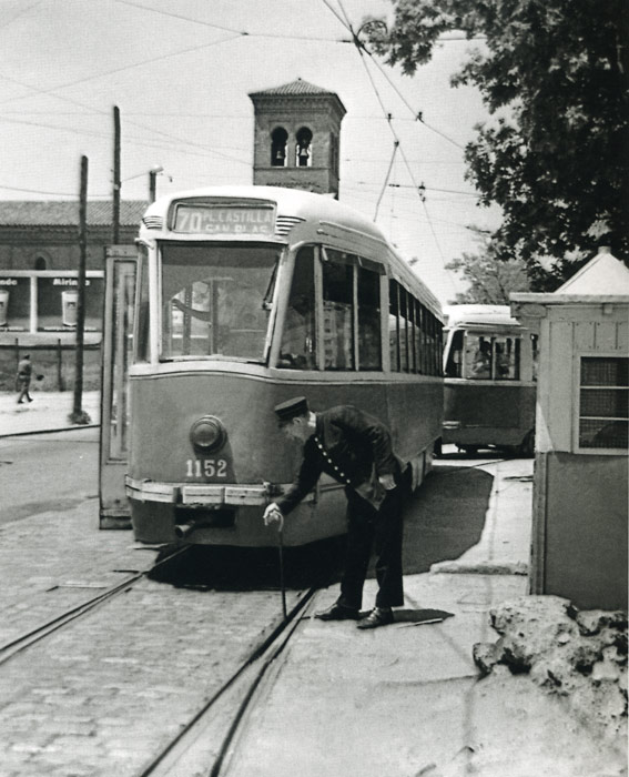 1972. Un guardaagujas activa un cambio de vías ante el paso de un tranvía PCC