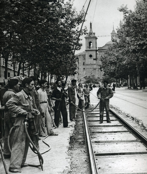 1950. Imagen de un grupo de obreros de vías y obras reparando un tramo de vía.