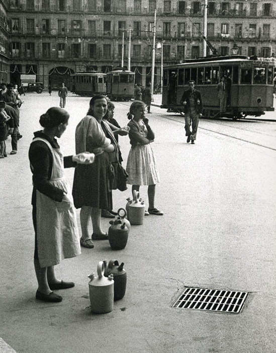1949. Los tranvías todavía atravesaban la Plaza Mayor. Un grupo de aguadoras contempla su paso
