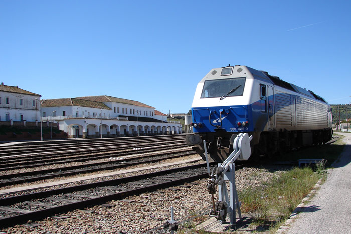  Locomotora 335 de takargo con Madedero por el puente de la Chanca (Lugo). Foto Alberto de Juan Fernndez.  09/04/2010