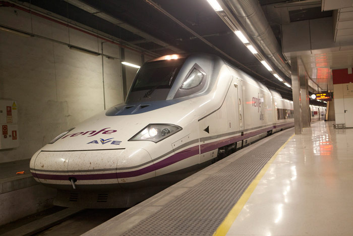 El tren en su terminal catalana: Barcelona-Sants