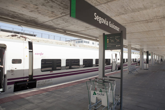 Primera parada desde Madrid: estación de Segovia Guiomar. El tren circula por vía de alta velocidad