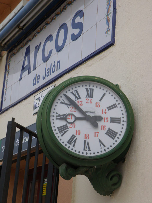 El reloj de la estación de Arcos sigue marcando el paso del tiempo en una estación en el que éste parece haberse detenido.