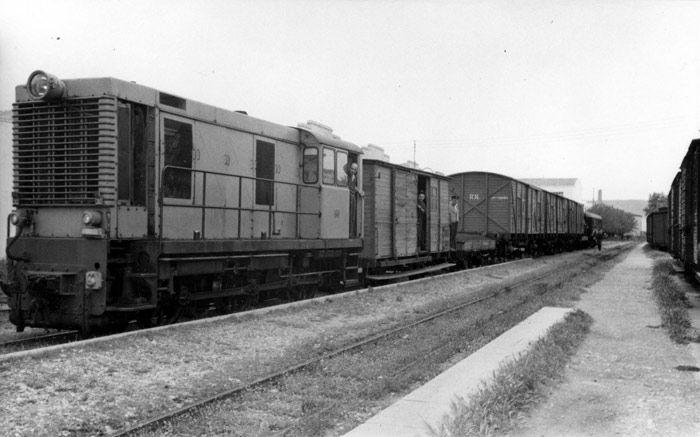 Tren de ensayos para el transporte de vagones de vía ancha sobre vía métrica fotografiado en Dénia. Archivo de Vicent Ferrer i Hermenegildo
