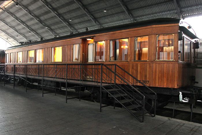 El coche en su ubicación actual en el Museo del Ferrocarril de Madrid. FOTO FEDERICO PÉREZ