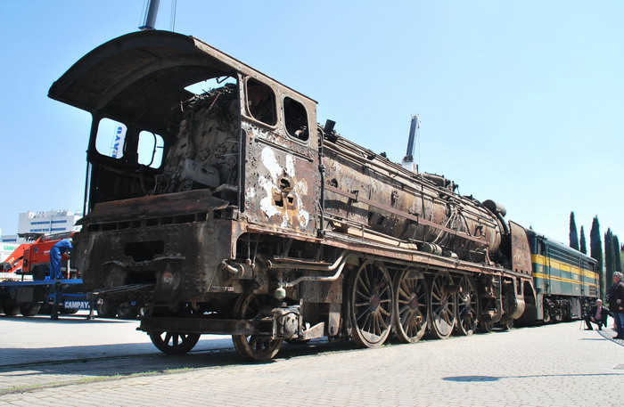 La locomotora, en vía, junto a la 2100 del Museo. Foto Alberto de Juan Fernández