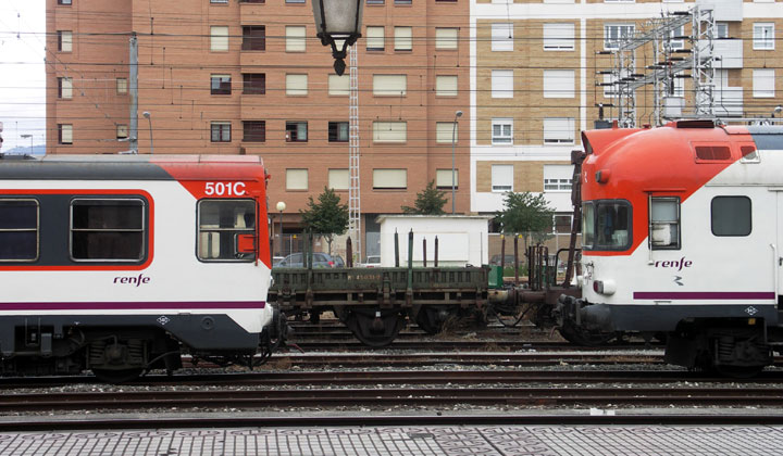 Unidades de tren de las series 432 y 440, frente a frente en la estación de Logroño