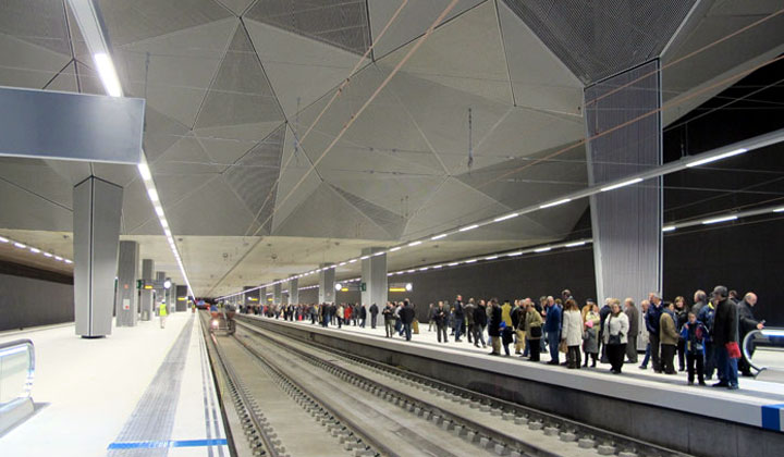 Viajeros a la espera de su tren en los andenes de la nueva estación de Logroño
