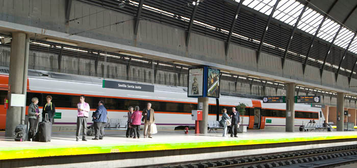 En la estación conviven los trenes AVE, Larga Distancia, Cercanías y Regionales.