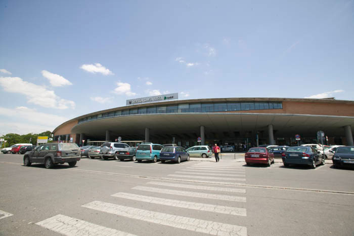 La estación de Sevilla Santa Justa es obra de Antonio Cruz Villalón y Antonio Ortiz García. Sus 12.000 m2 de superficie se alzan junto al principal viario de acceso a la ciudad desde el norte.