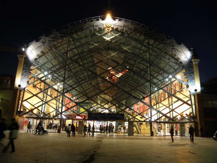 Vista nocturna del frontal de la marquesina de Plaza de Armas, cerrada en vidrio para su nuevo uso comercial