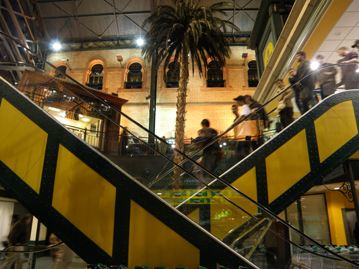 Escaleras de acceso al aparcamiento subterráneo y autoservicio en Plaza de Armas. El arquitecto buscó imitar la arquitectua metálica roblonada.