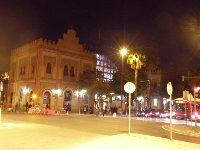Otra vista exterior, de un lateral de la fachada principal, de Plaza de Armas