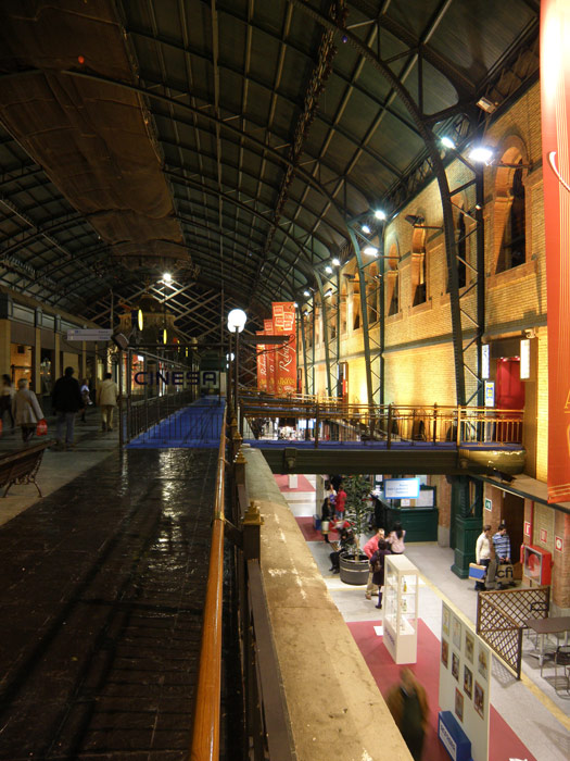 Vista de uno de los pasillos comerciales laterales de Plaza de Armas desde el primer piso.