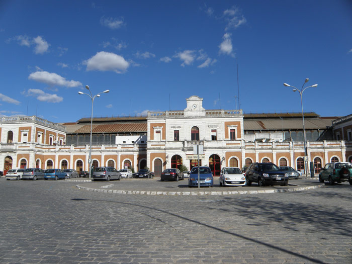 Vista de la fachada principal de la estación de San Bernardo.
