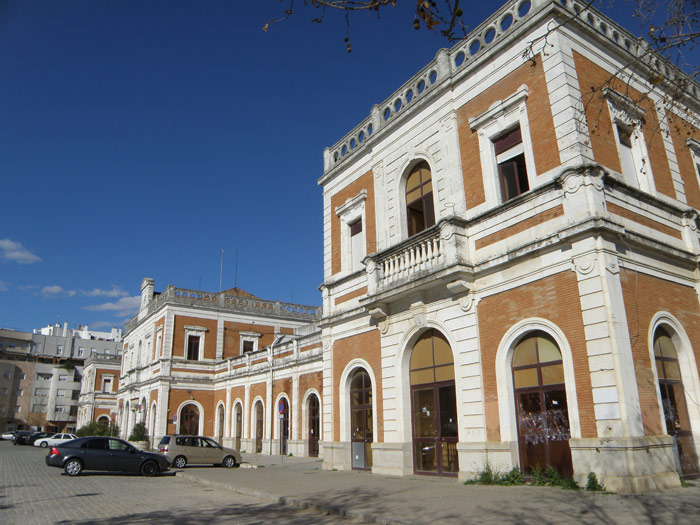 Vista lateral de la fachada, lado calle, de la estación de San Bernardo
