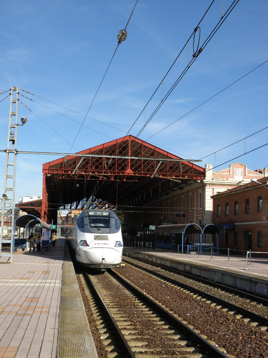 Tren de alta velocidad serie 130 procedente de Madrid con destino a Gijon estacionado bajo la marquesina