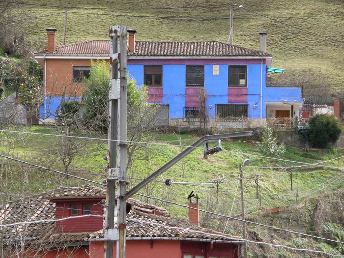 Impactante color de una casa de la aldea de Puente los Fierros, a pocos metros de las vías
