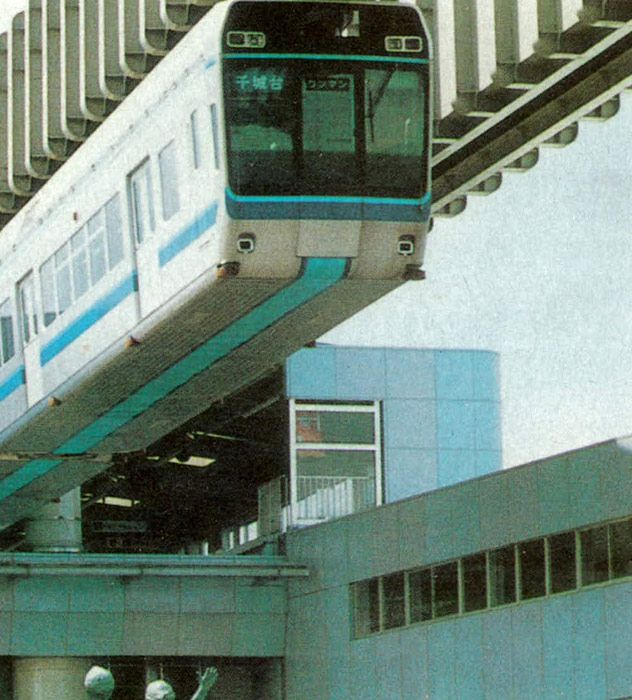 Imagen tomada en 1989 de un ferrocarril elevado que Japón utilizaba para servicios de cercanías.