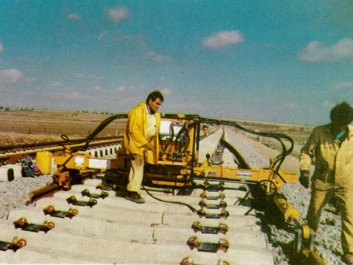 Obras en la línea de alta velocidad Madrid-Sevilla en 1990. Posicionamiento de los carriles UIC 60 en traviesas de ancho internacional en el tramo Getafe a Villaseca.