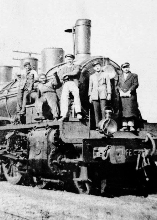 Fotografía tomada en 1953 en la estación de Atarfe Santa Fe junto al tren especial IZ 5.