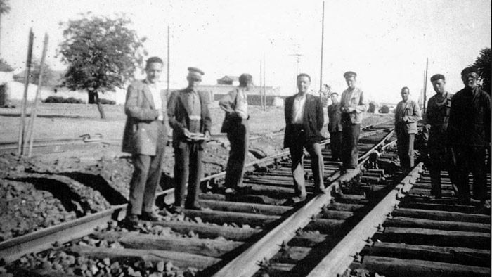 Trabajadores de Vía y Obras de Renfe en la estación de Valdepeñas en trabajos de mejora de trazado en 1949.