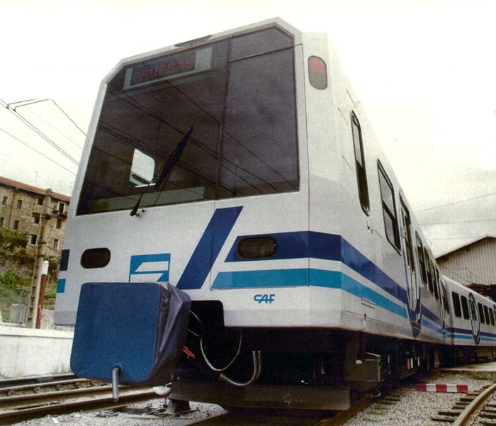 Unidad 300 construida por CAF en 1990 para el servicio San Sebastián a Hendaya de Eusko Trenbideak.