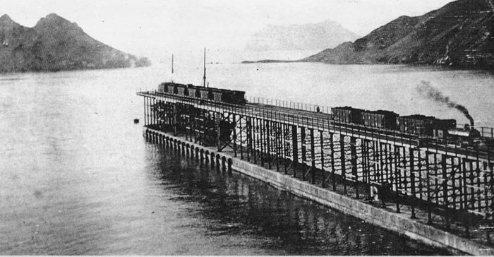 Embarcadero de EI Hornillo, en la bahía del mismo nombre, junto a Águilas. El centenario del ferrocarril Lorca a Águilas se cumplía en 1990.