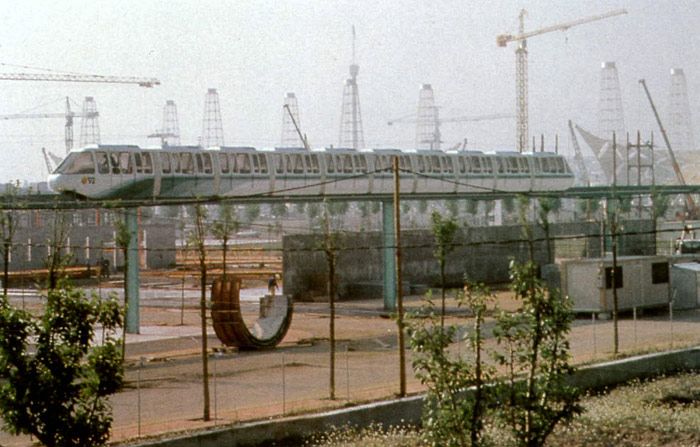 Pruebas del tren elevado panorámico de la Expo 92 de Sevilla.