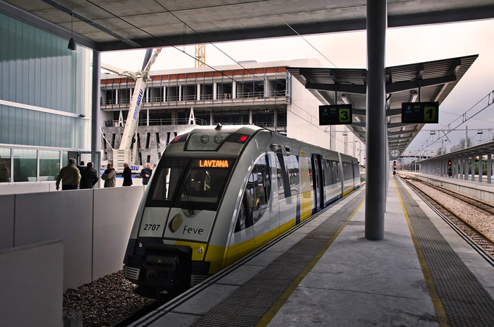 El 2709-2710 es el primer tren que ha entrado (y salido) de la nueva estación. Aquí está en los andenes esperando su salida. Foto J.A. Gómez