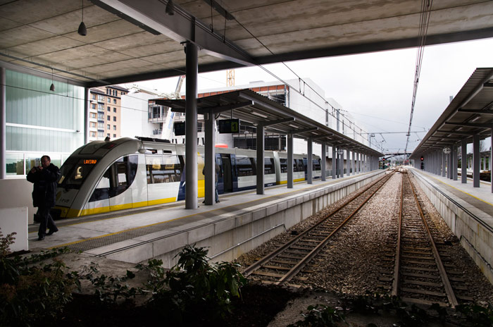 Visrta de dos de las tres vías métricas de la nueva estación. En la tercera vía el primer tren que entró en la nueva estación. Foto J.A. Gómez