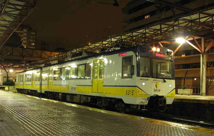 El último tren de Feve que salió de la estación del Humedal, la unidad 3315 hacia Avilés. Foto Javier Fernández