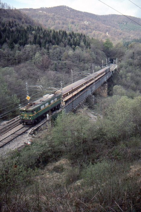 En la mayor parte de las vías férreas del País Vasco se circula por la izquierda. En la imagen, viaducto de Salera, en la línea de Madrid a Irún. Fotografía de Juanjo Olaizola Elordi