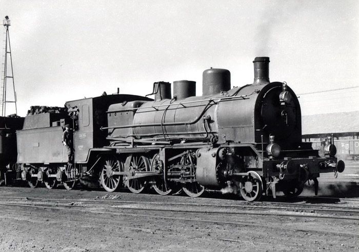 Las 127 primeras locomotoras de la serie 400 de Norte tenían el puesto de conducción a la derecha, tal y como delata la presencia de la barra de accionamiento de la distribución en este costado. Fotografía de Lawrence G. Marshall