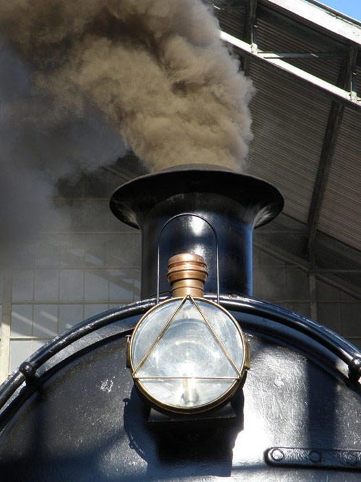 La Guadix quema carbón con intensidad para hacer vapor e iniciar su viaje