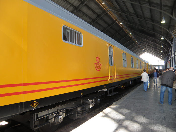 El Tren Azul también era amarillo, ya que remolcó tres furgones postales de la colección de AZAFT