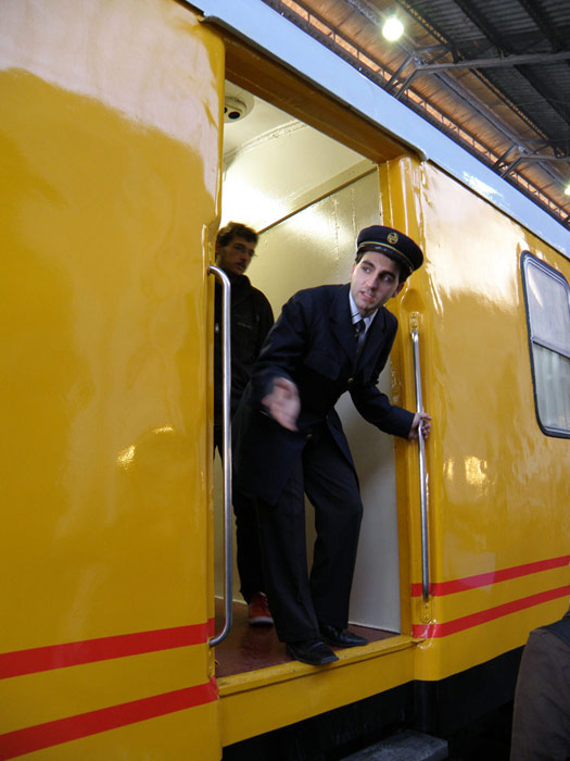 Los miembros de la AZAFT se caracterizaron como personal ferroviario para dar un ambiente especial a este tren histórico