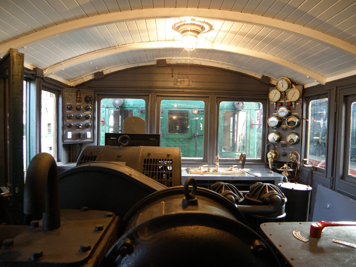 A diferencia de las modernas locomotoras, en esta veterana máquina almeriense, del año 1911, todo se alojaba en un espacio único, tanto la cabina de conducción como los motores