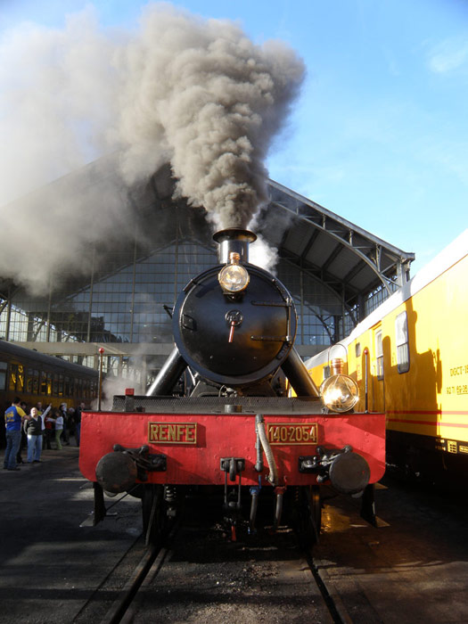 La locomotora 140-2054 encendida frente a la marquesina del Museo