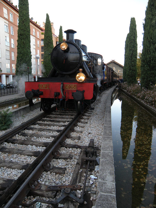 El tren circulando por las vías de acceso al Museo, junto al Planetario