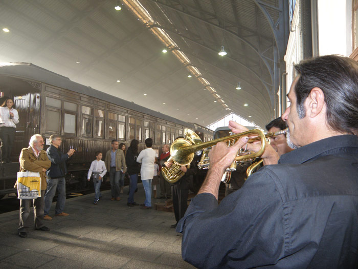Una Big Band amenizó los momentos de partida del Tren de la Fresa
