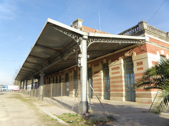 Detalle de la fachada y marquesina, lado vías, de la estación de Linares-Paseo de Linarejos