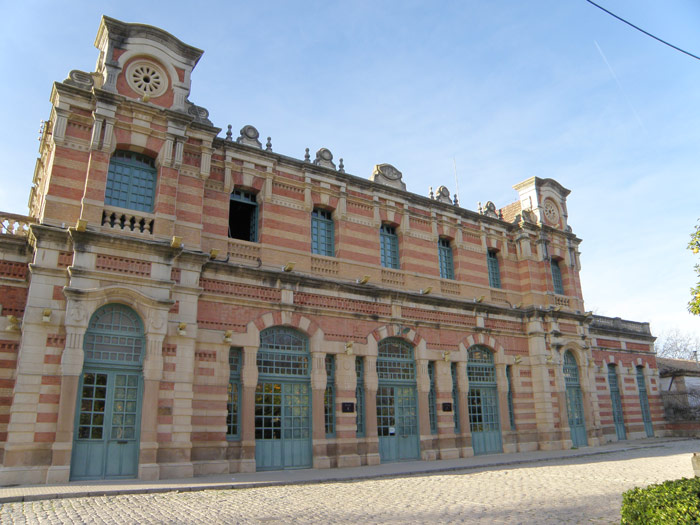 Fachada principal de la estación, lado ciudad, hoy convertida en dependencias municipales. 